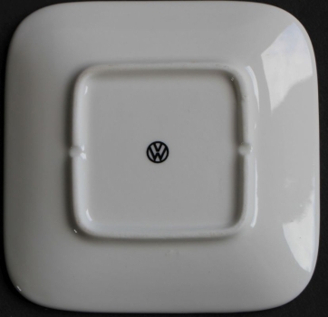 Preview: Volkswagen Aschenbecher 1958 Porzellanteller Fischmotiv mit VW Logo (3988)
